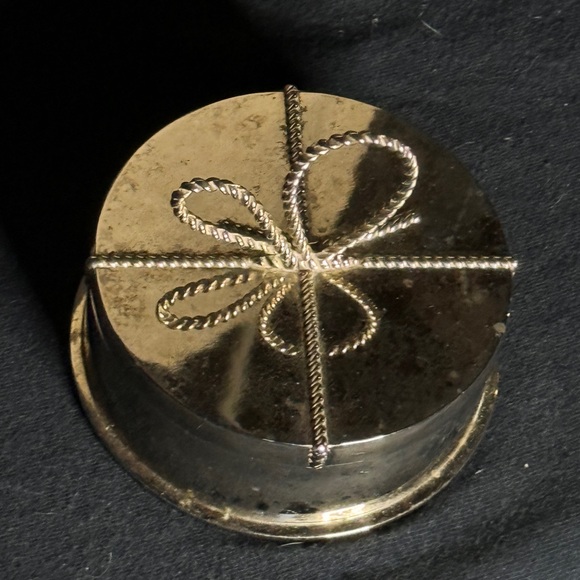 Vera Wang silver plate round jewelry box. Trinket box with bow. - Picture 4 of 4